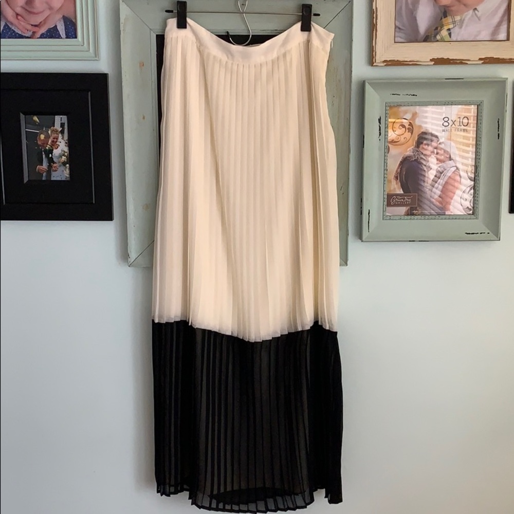 Black & Ivory accordion maxi skirt, size XL